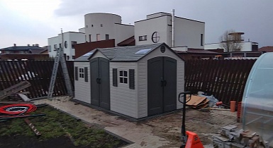 Пластиковый сарай Lifetime на садовом участке Пластиковый сарай Lifetime на садовом участке